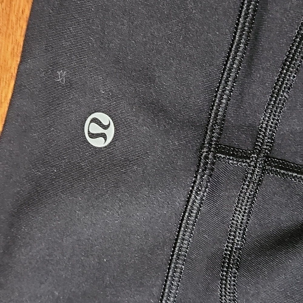 Lululemon black Capri leggings SZ 8 - Picture 3 of 9